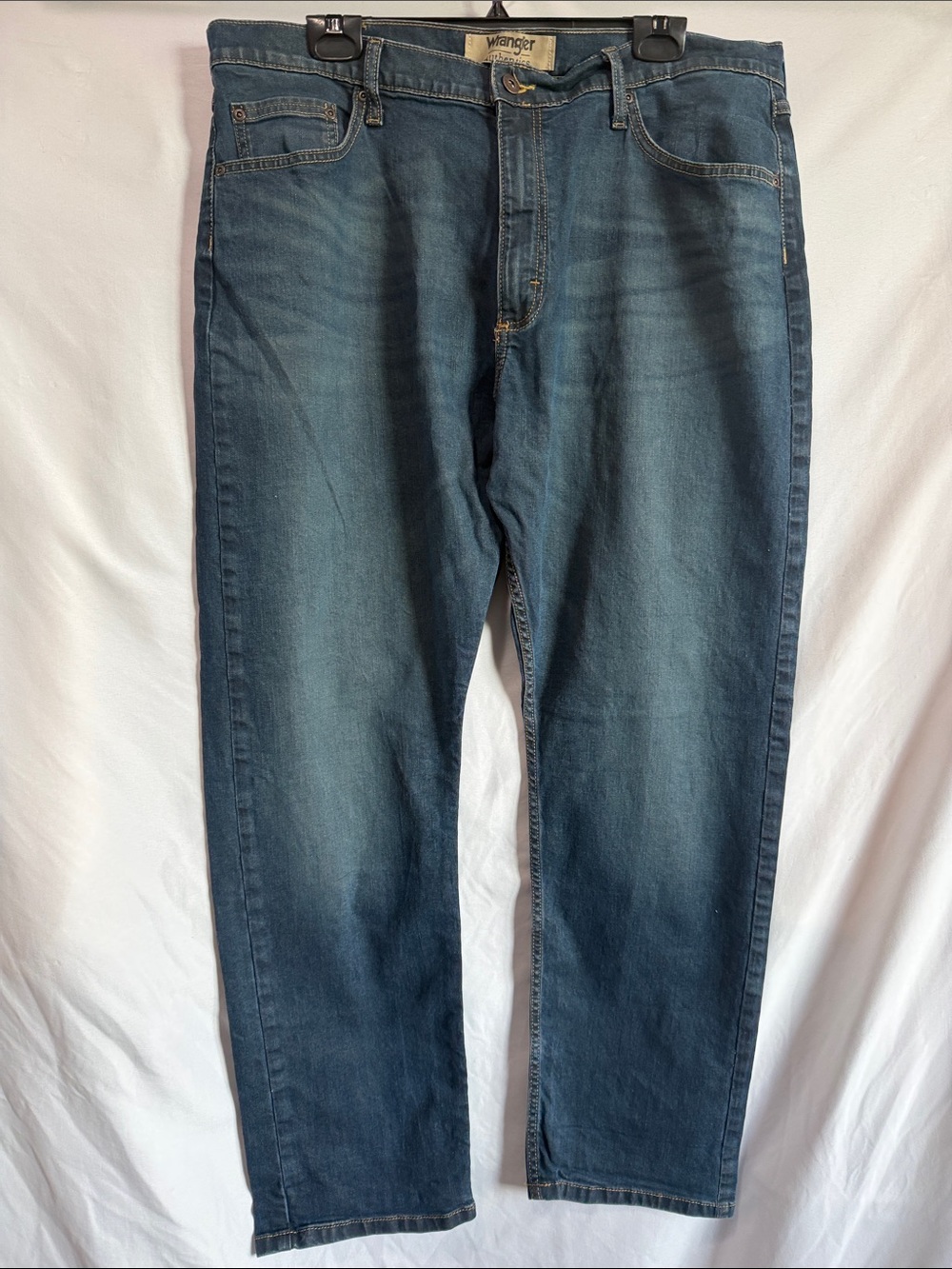 Wrangler Men's Faded Blue Straight Jeans